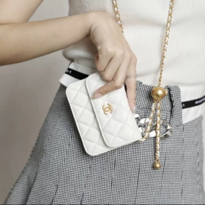 CHANEL 白色菱格翻盖链条零钱包 &middot; 2