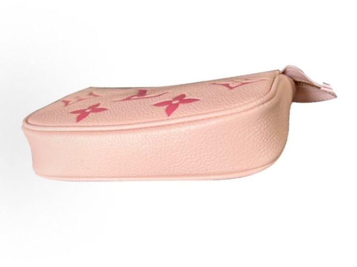 Louis Vuitton Mini Pochette Accessoires By The Pool 粉色链条手拿包 &middot; 4