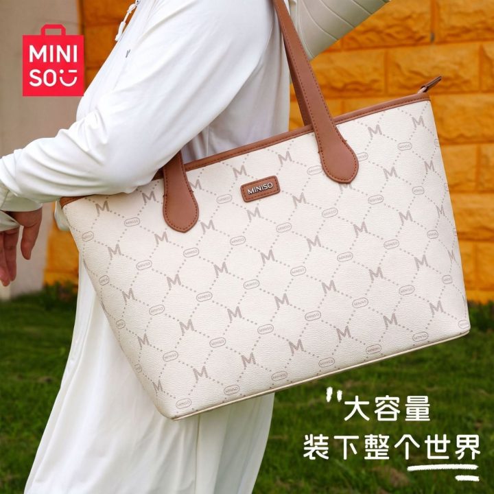 MINISO名创优品托特包 95新！ 经典老花，大容量，通勤上学都合适，可放电脑书本。包身完好，轻微使用痕迹，内里干净。 实拍，二手闲置，非真假问题不退不换，需要请联系客服。 &middot; 6