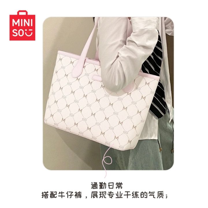 MINISO名创优品托特包 95新！ 经典老花，大容量，通勤上学都合适，可放电脑书本。包身完好，轻微使用痕迹，内里干净。 实拍，二手闲置，非真假问题不退不换，需要请联系客服。 &middot; 2
