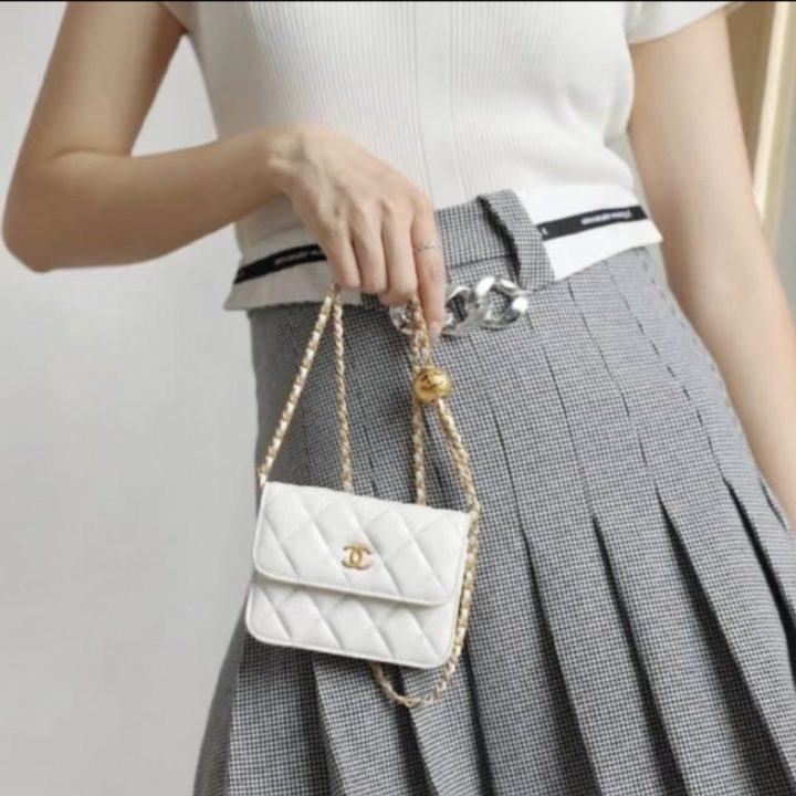 CHANEL 白色菱格翻盖链条零钱包 &middot; 1