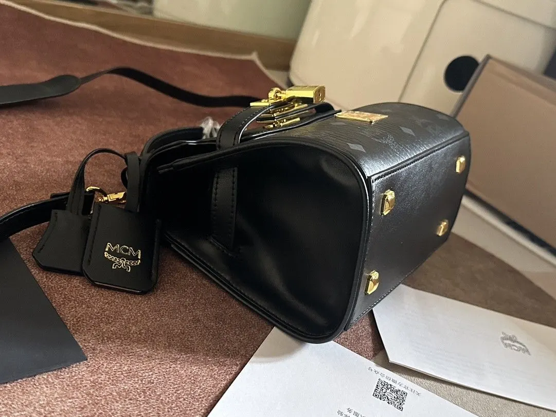 Kelly 黑色 牛皮 款号 MCM 經典款 Kelly凯莉手 斜背包 輕便斜挎款