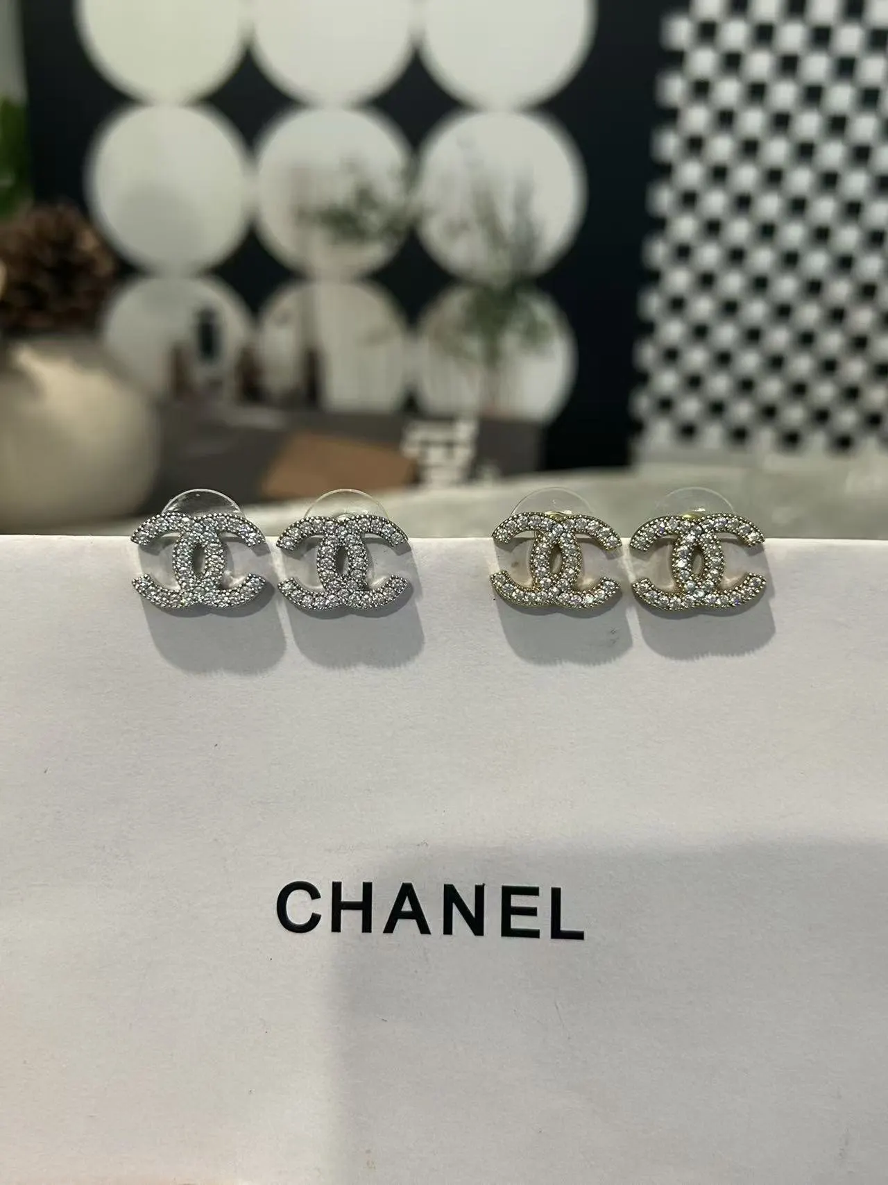 Chanel 银色 满钻 耳钉 小巧点缀 耳饰