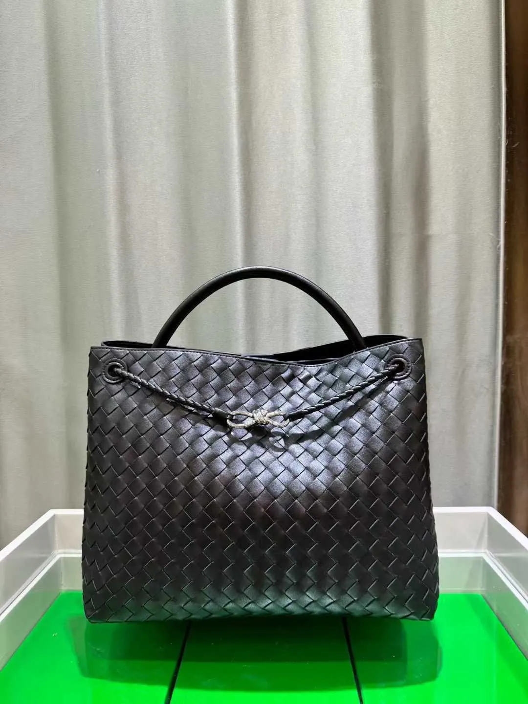 Bottega Veneta 黑色 銀色 斜背包 輕便斜挎款