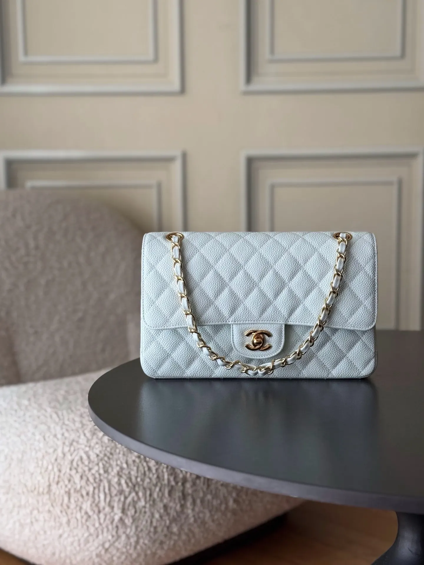 CHANEL 浅藍色魚子醬牛皮翻蓋鏈條包 金扣款
