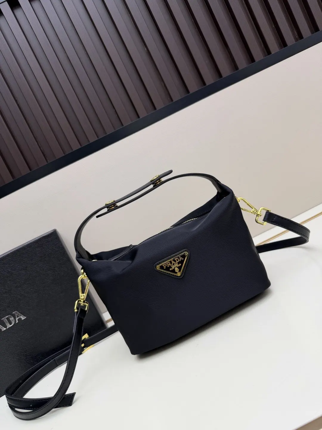 Prada 黑色 皮革 批 三角logo黑色單肩包 采用优质皮 收納包 旅行收納款