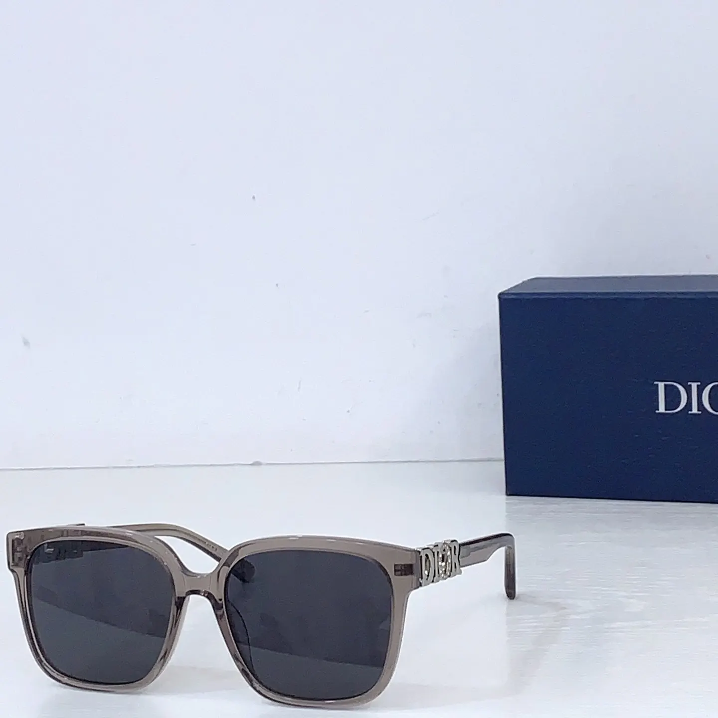 Dior 灰色方形太陽鏡 復古遮陽款