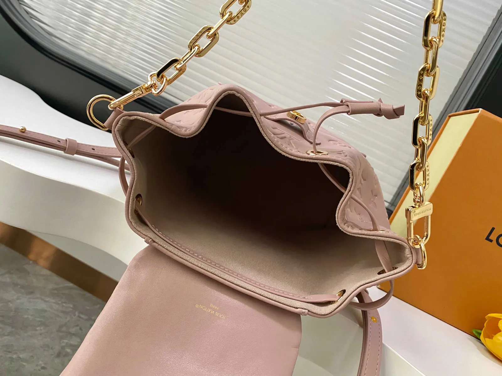 LV 黑色 粉色 牛皮 雙肩包 实用雙肩款(數字9) LV 黑色 粉色 牛皮 雙肩包 实用雙肩款(數字9)