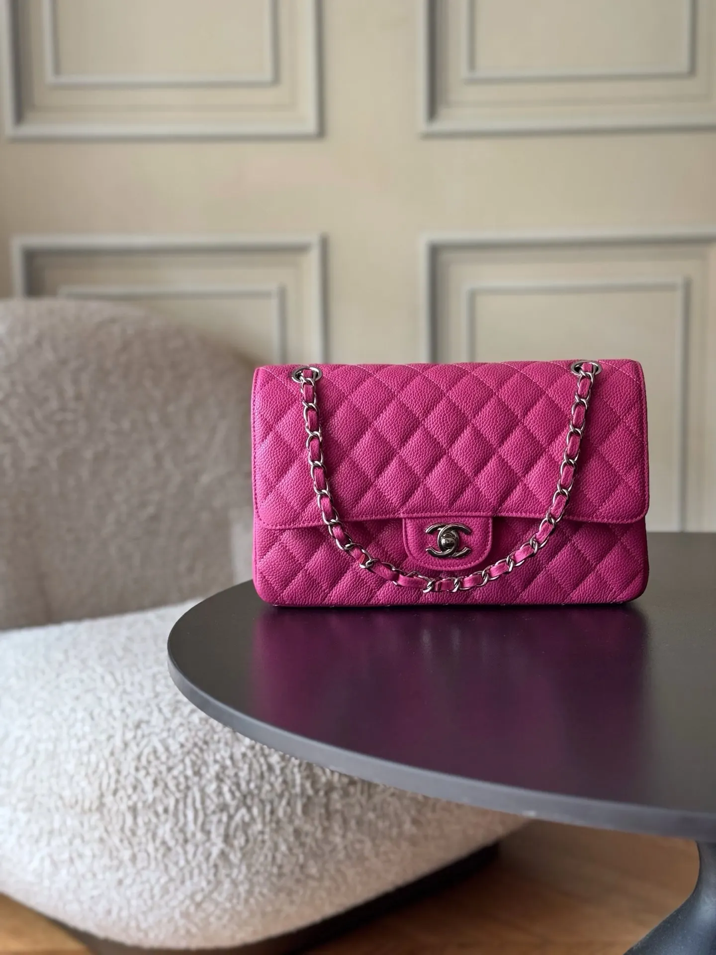 CHANEL 玫紅色魚子醬牛皮翻蓋鏈條包 金扣款