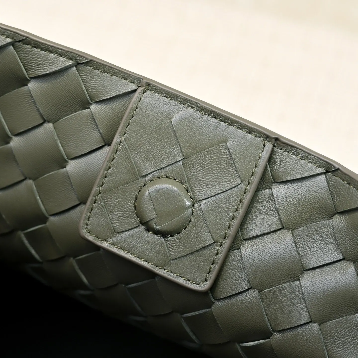 Bottega Veneta 麂皮 斜挎包 轻便斜挎款