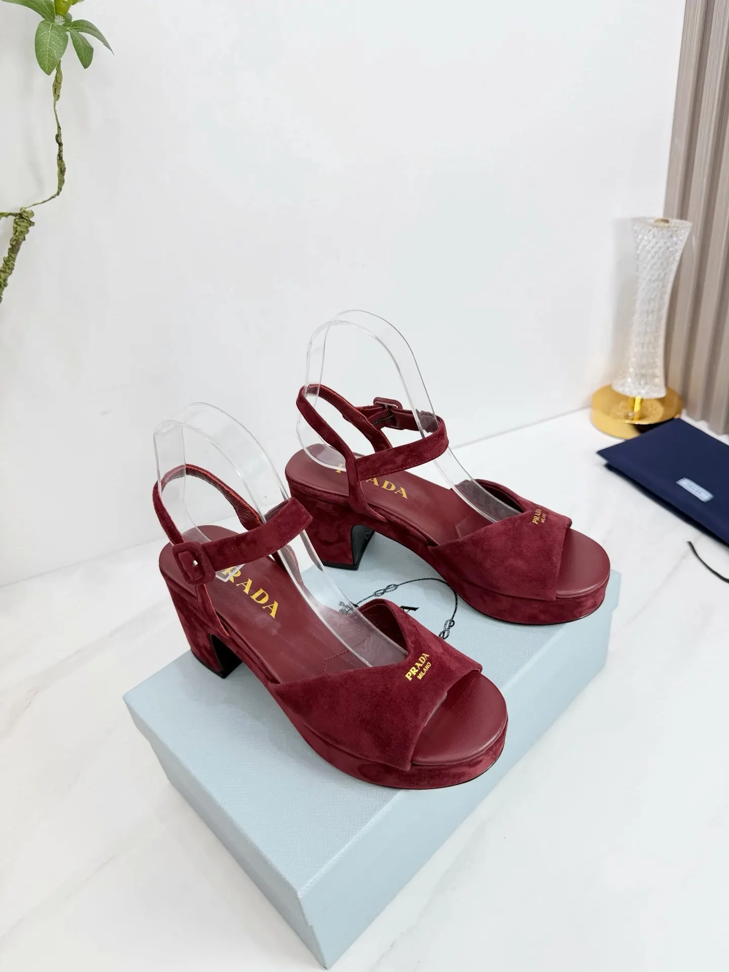 PRADA 羊皮 休閒鞋 舒適百搭款