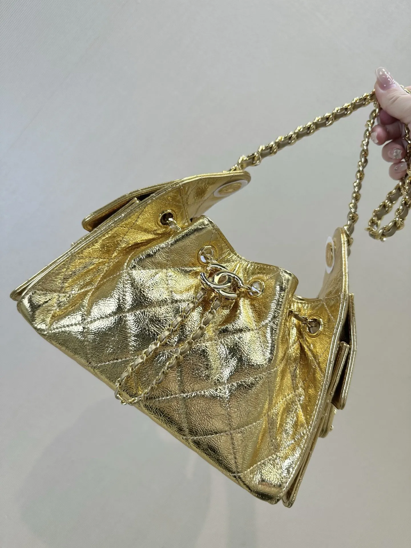 CHANEL Hobo 设计感十足 整体呈现出一 腋下包 复古腋下背款