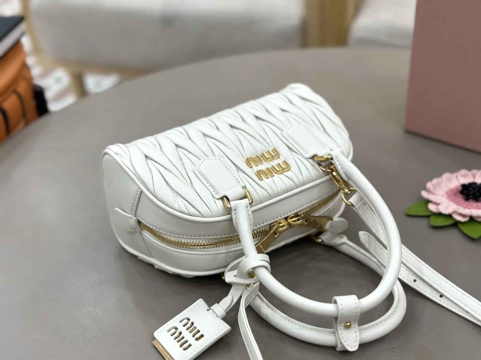 Miu 白色 金色 羊皮 斜挎包 轻便斜挎款