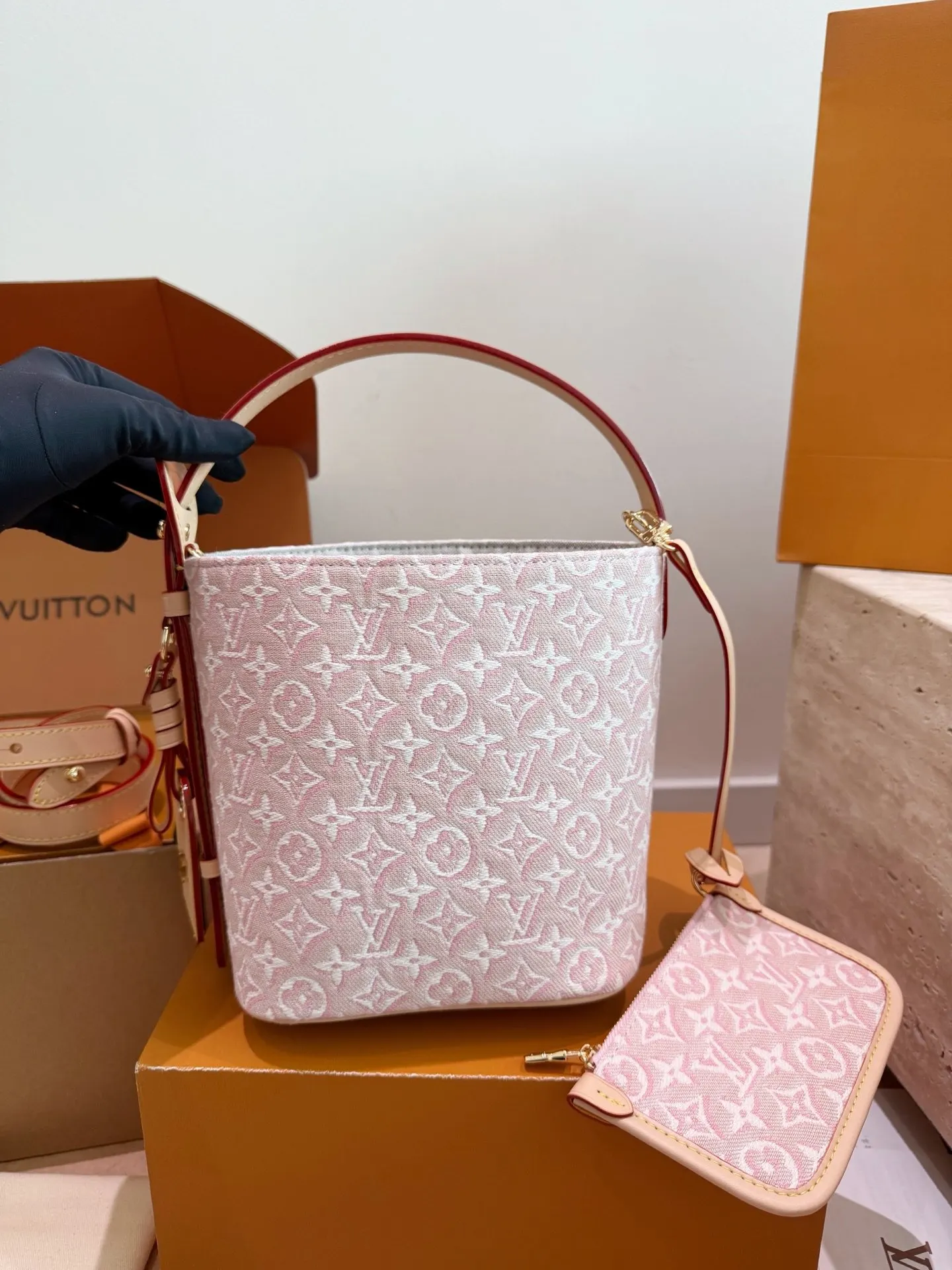 LV 牛皮 浅色帆布轻微防水 日常通勤或休閒都很適合 斜背包 輕便斜挎款