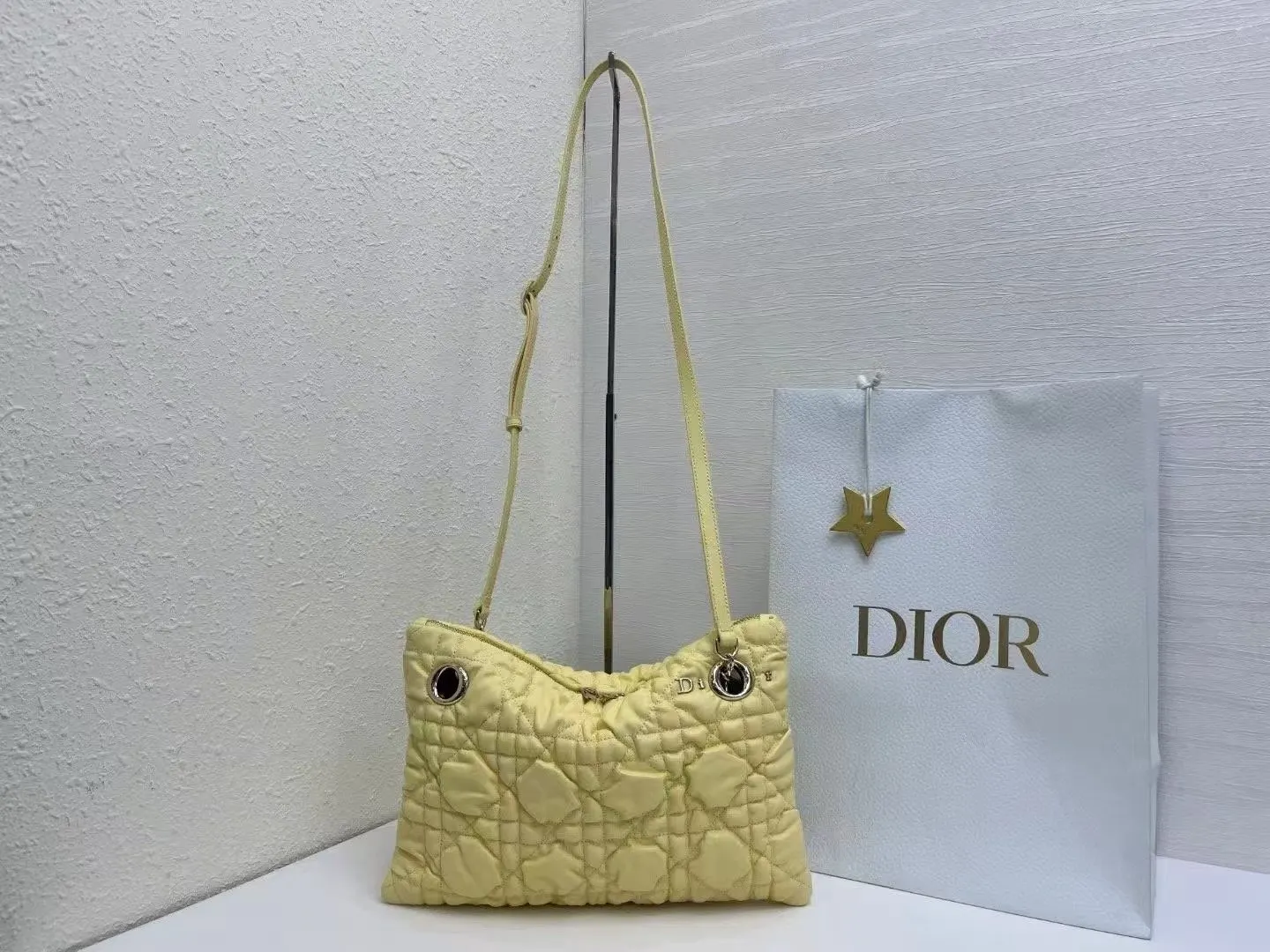 Dior 突显饰以蓬蓬超大藤格纹的新材质 为經典图案注入立体风 鏈條包 精致鏈條款