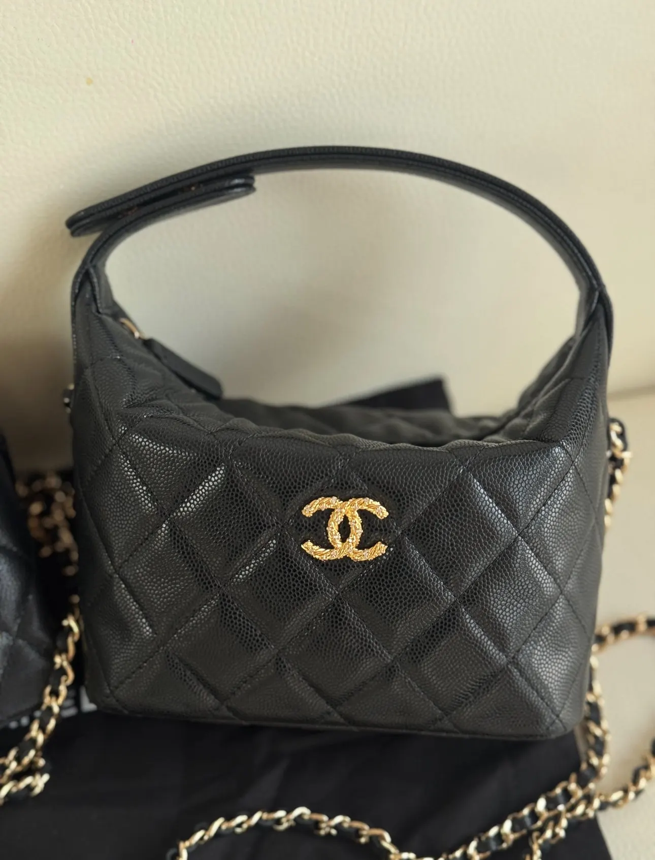 CHANEL 黑色牛皮Hobo腋下包 金扣款