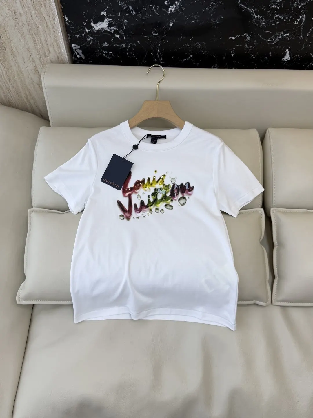 LV 白色彩色印花短袖T恤 休閒百搭款