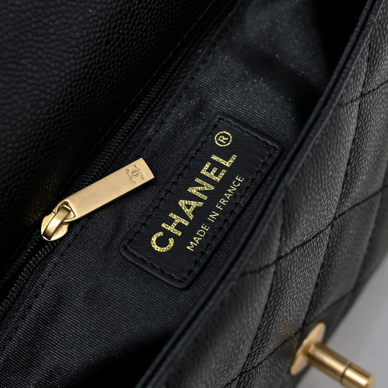金色 荔枝纹 Chane 秋冬调节扣手机包荔枝纹皮 金色扣 斜背包 輕便斜挎款