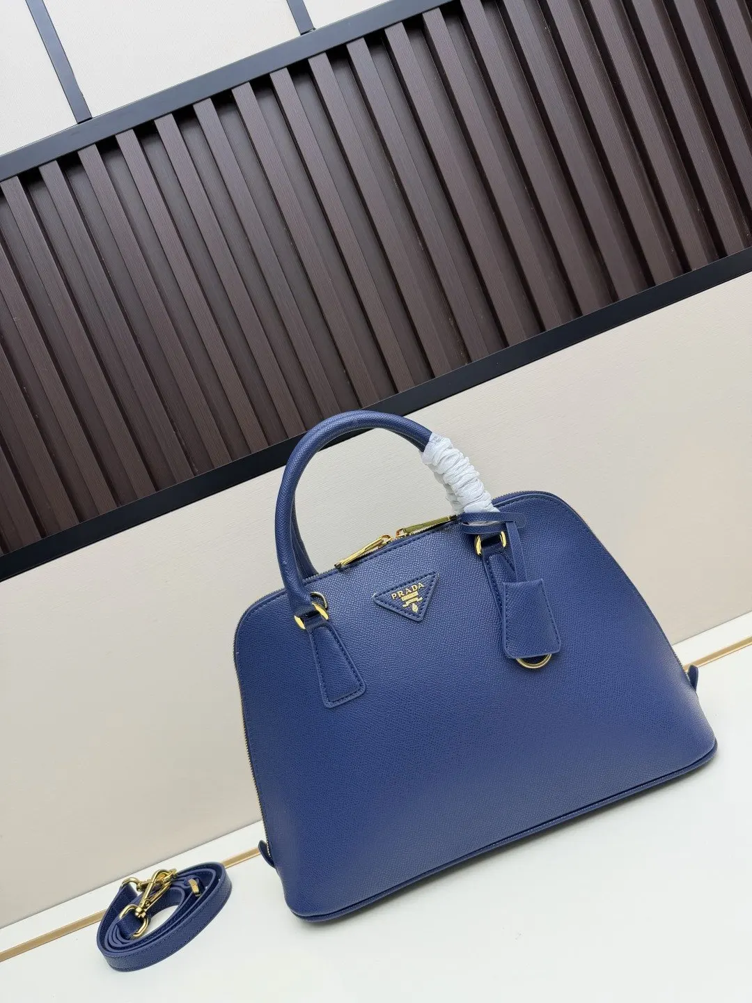 PRADA Saffiano十字纹牛皮 Logo 手提包 日常通勤款