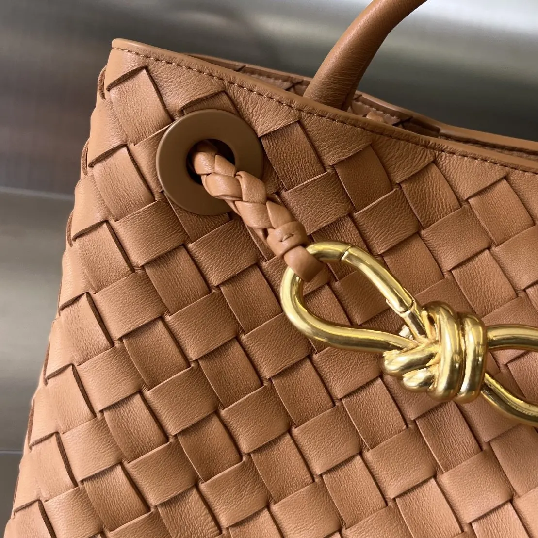 Bottega Veneta 金色 羊皮 斜背包 輕便斜挎款