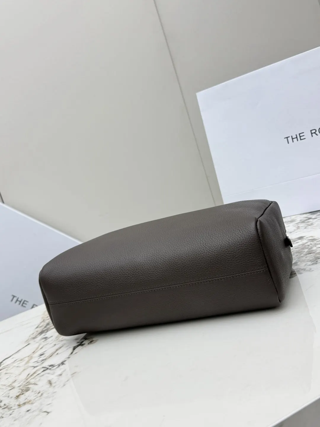 牛皮 玫瑰 TR荔枝纹 THE ROW Astra保 單肩包 日常單肩背款