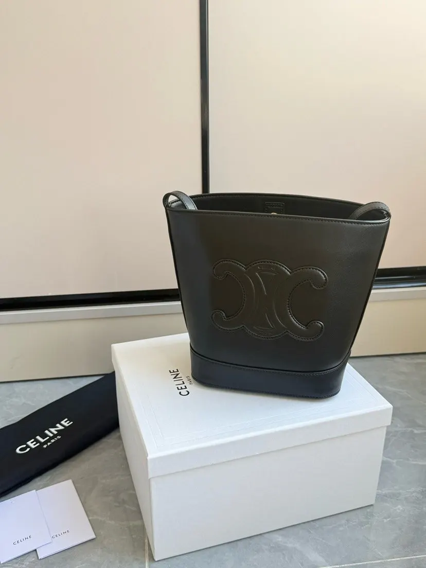 黑色 牛皮 cuir水桶包 黑色 凯旋门浮雕全皮斜挎水桶 低调简 休閒水桶款