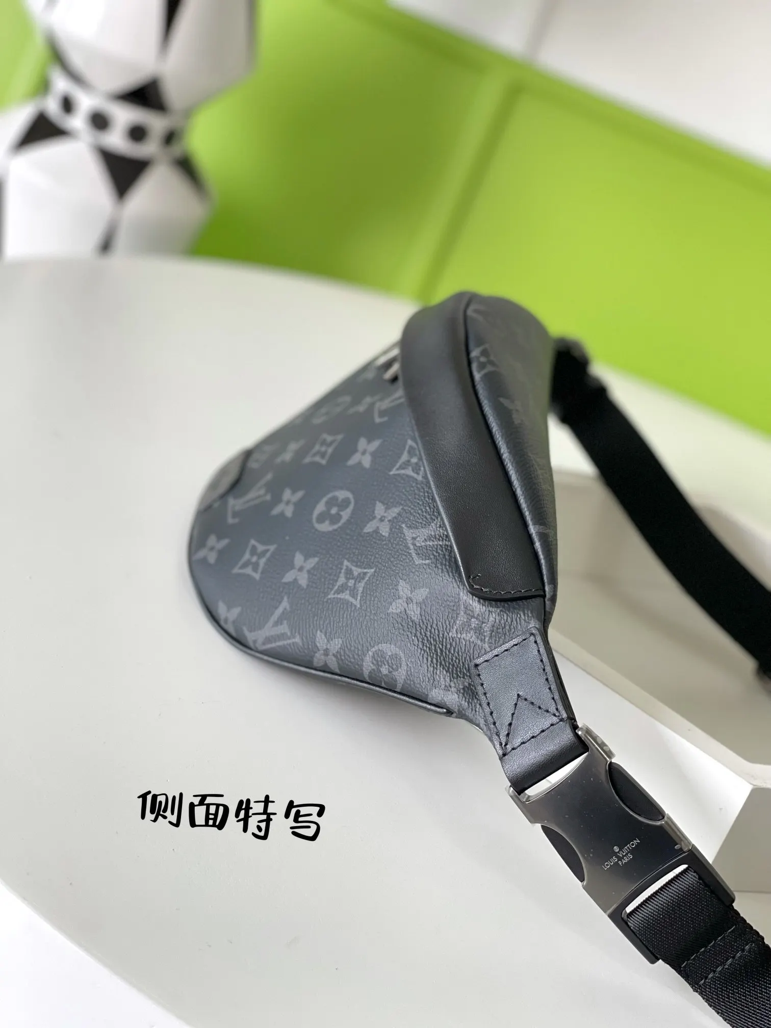 由经典的黑色花纹标志性风格打造的腰包系列 诠释出了男女可 休闲腰包款