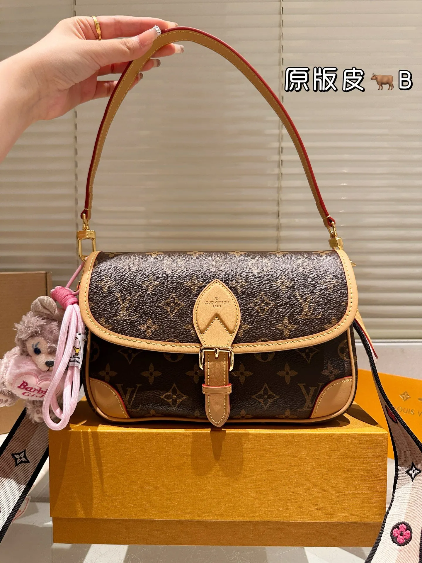 LV Diane 牛皮 版 牛皮 掛件 ｜Diane法棍包 法棍D 腋下包 復古腋下背款
