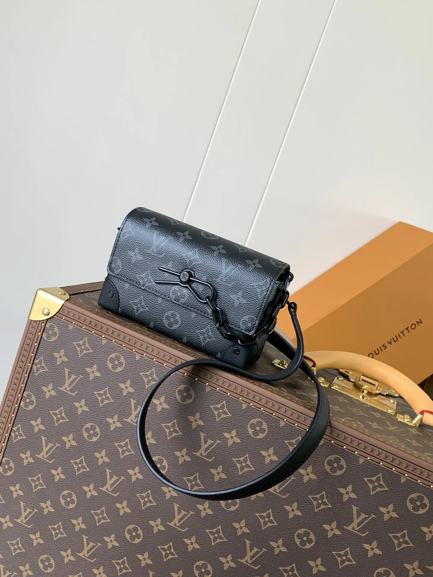 LV 黑色壓紋鏈條郵差包 單肩斜挎款