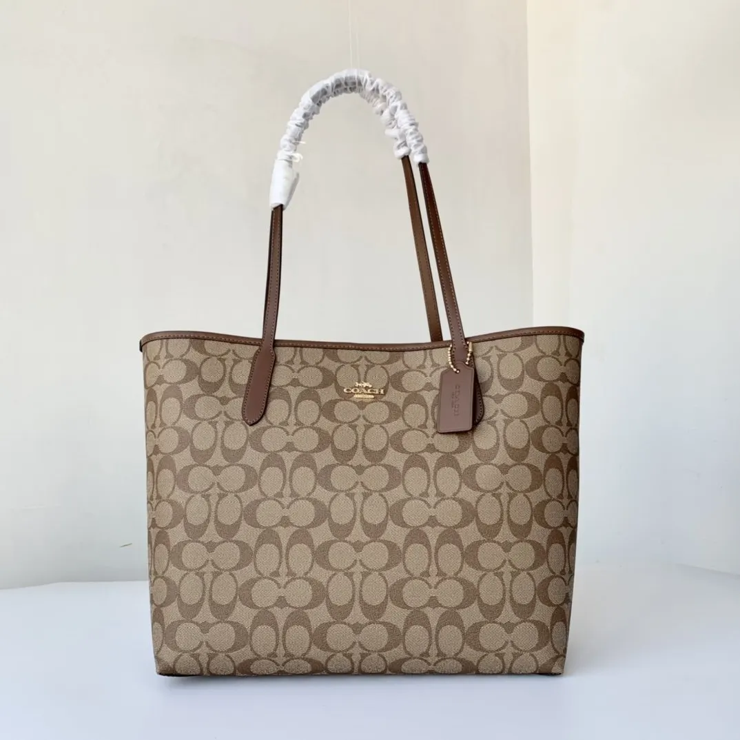 Coach 老花 帆布 新奥莱款双面托特包 的老花图案可以 大容量托特款
