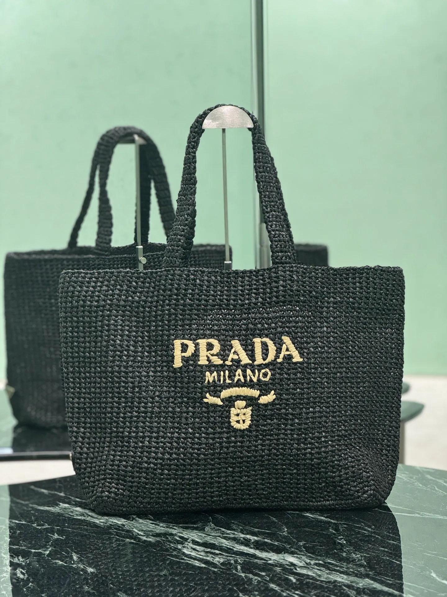 Prada 正面标志性的刻字徽标刺繡巧妙点缀廓形 托特包 大容量托特款