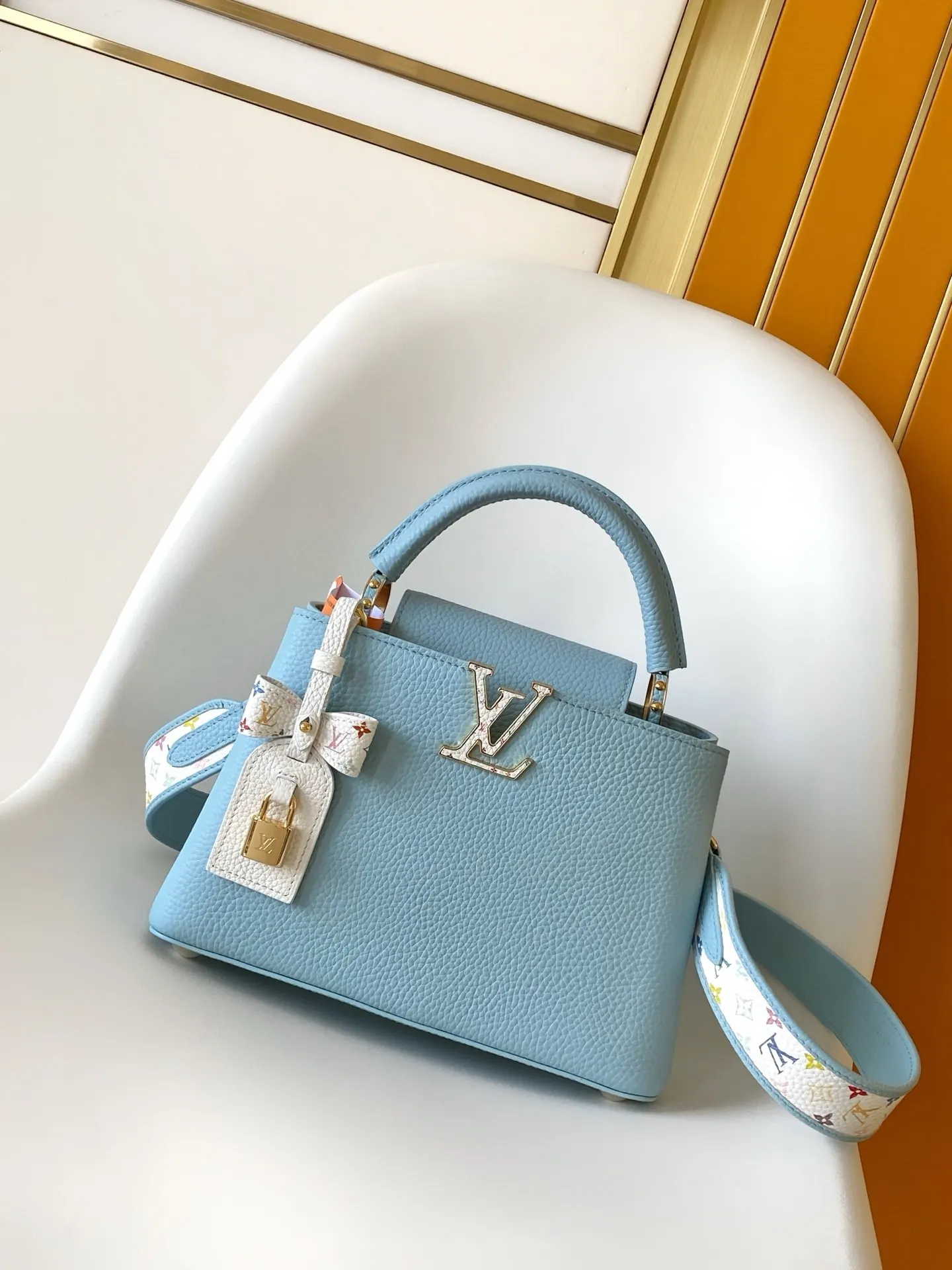 LV 黑色 白色 牛皮 字母和可拆卸 Mo肩带浸染明丽色调 致 收纳包 旅行收纳款