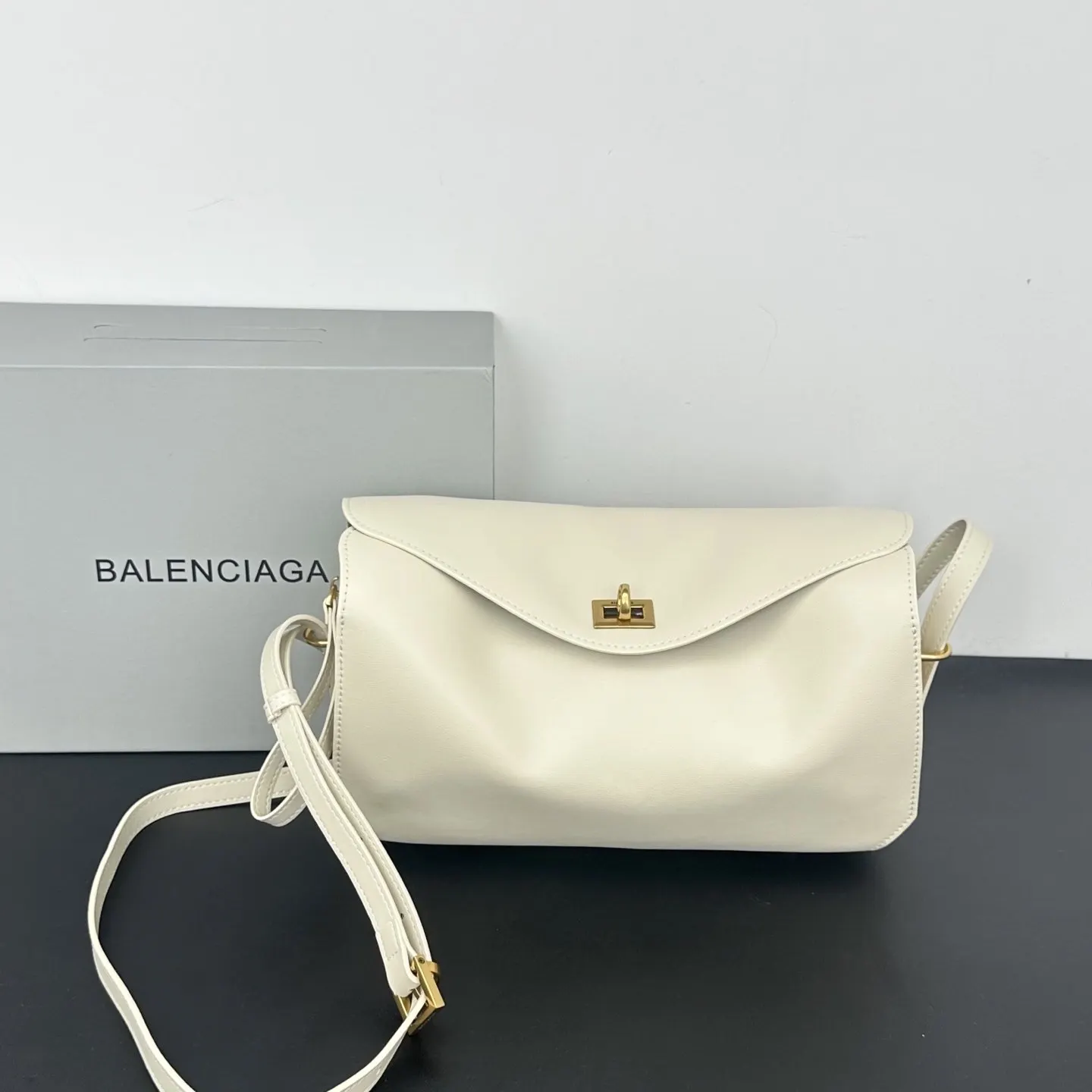 Balenciaga 牛皮 斜背包 日常搭配款