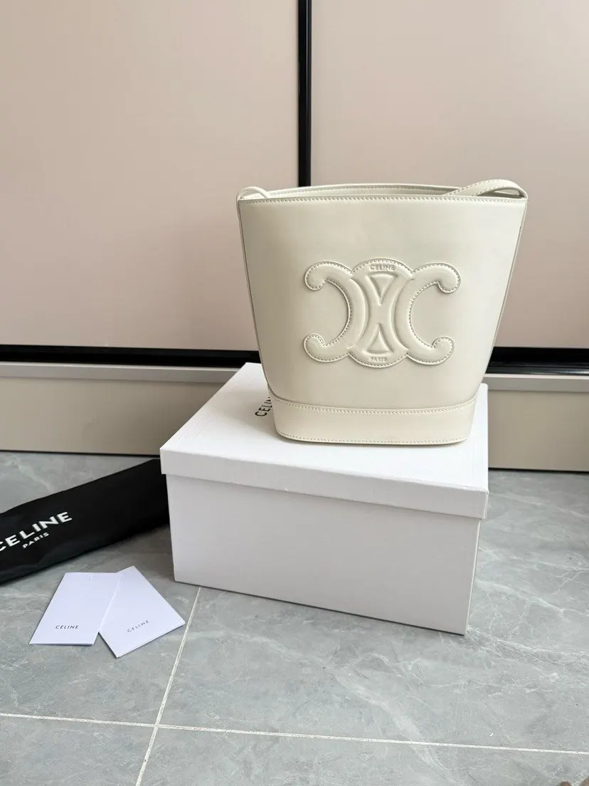 白色 牛皮 cuir水桶包 白色 凯旋门浮雕全皮斜挎水桶 低调简 休閒水桶款