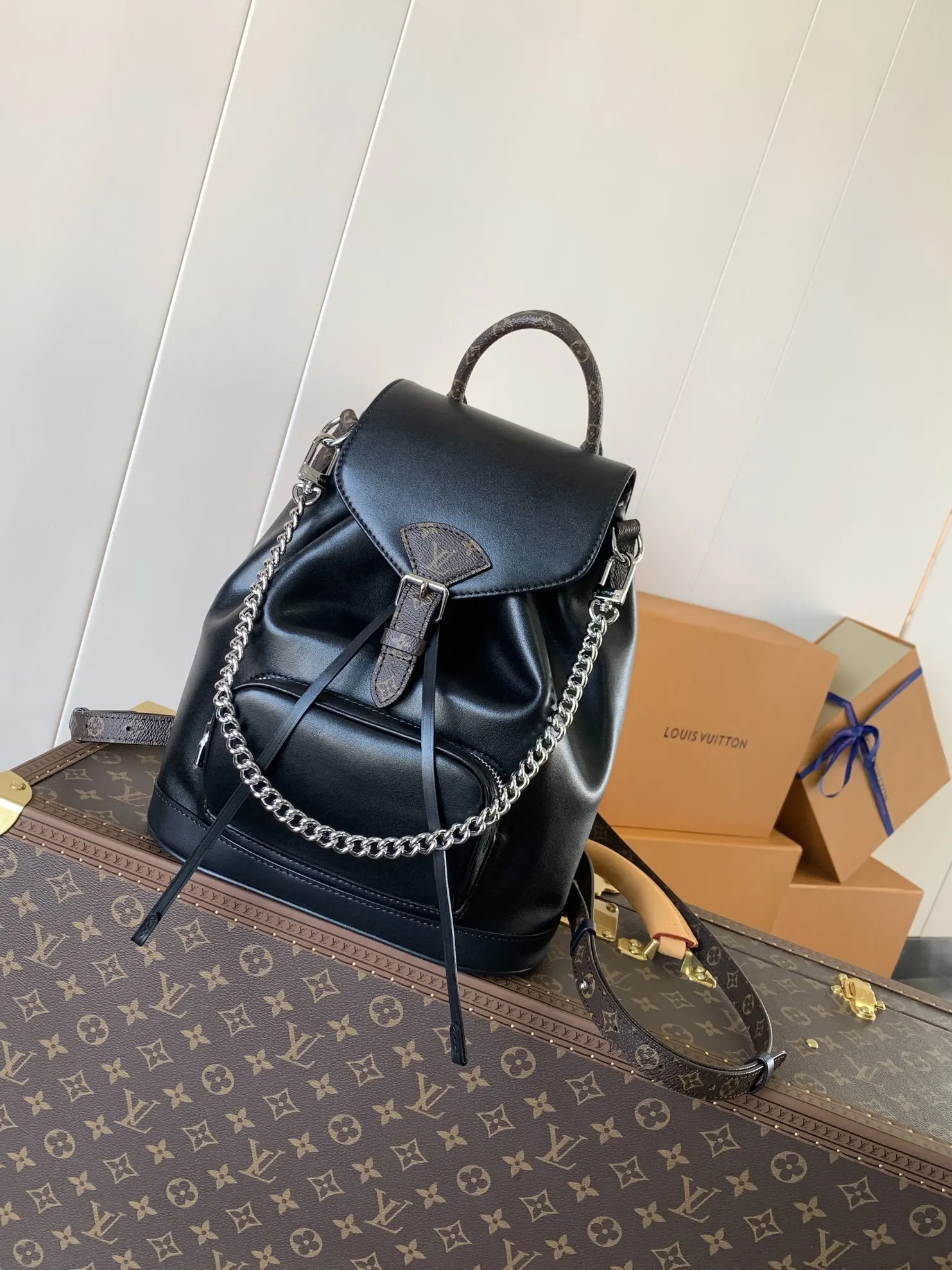 LV 羊皮 拉链前袋令小件物品稳妥随行 雙肩包 实用雙肩款