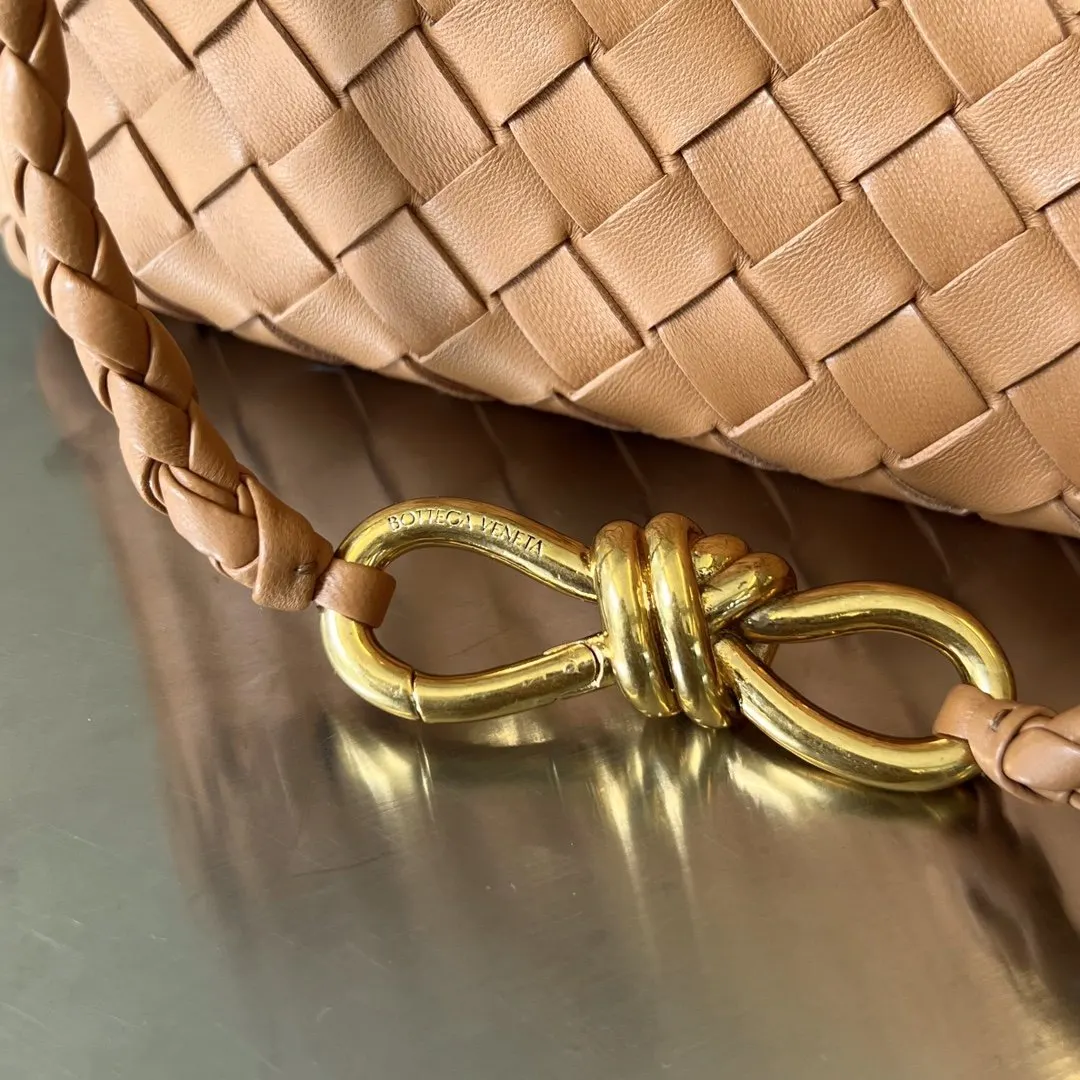 Bottega Veneta 金色 羊皮 斜背包 輕便斜挎款