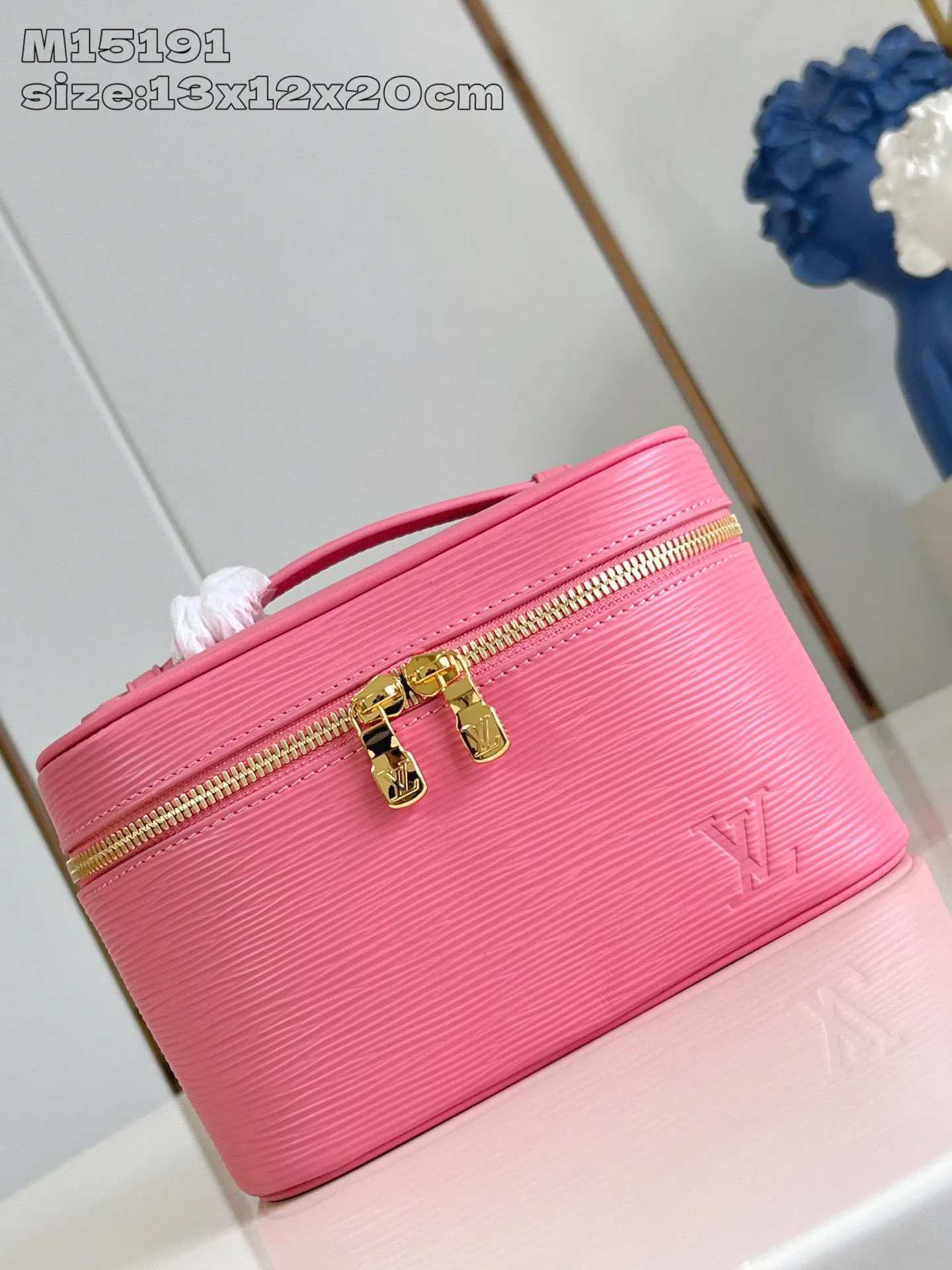 LV 皮革 翻盖下方的拉链袋可妥善保管物品 精巧构型成就居家或旅 收納包 旅行收納款