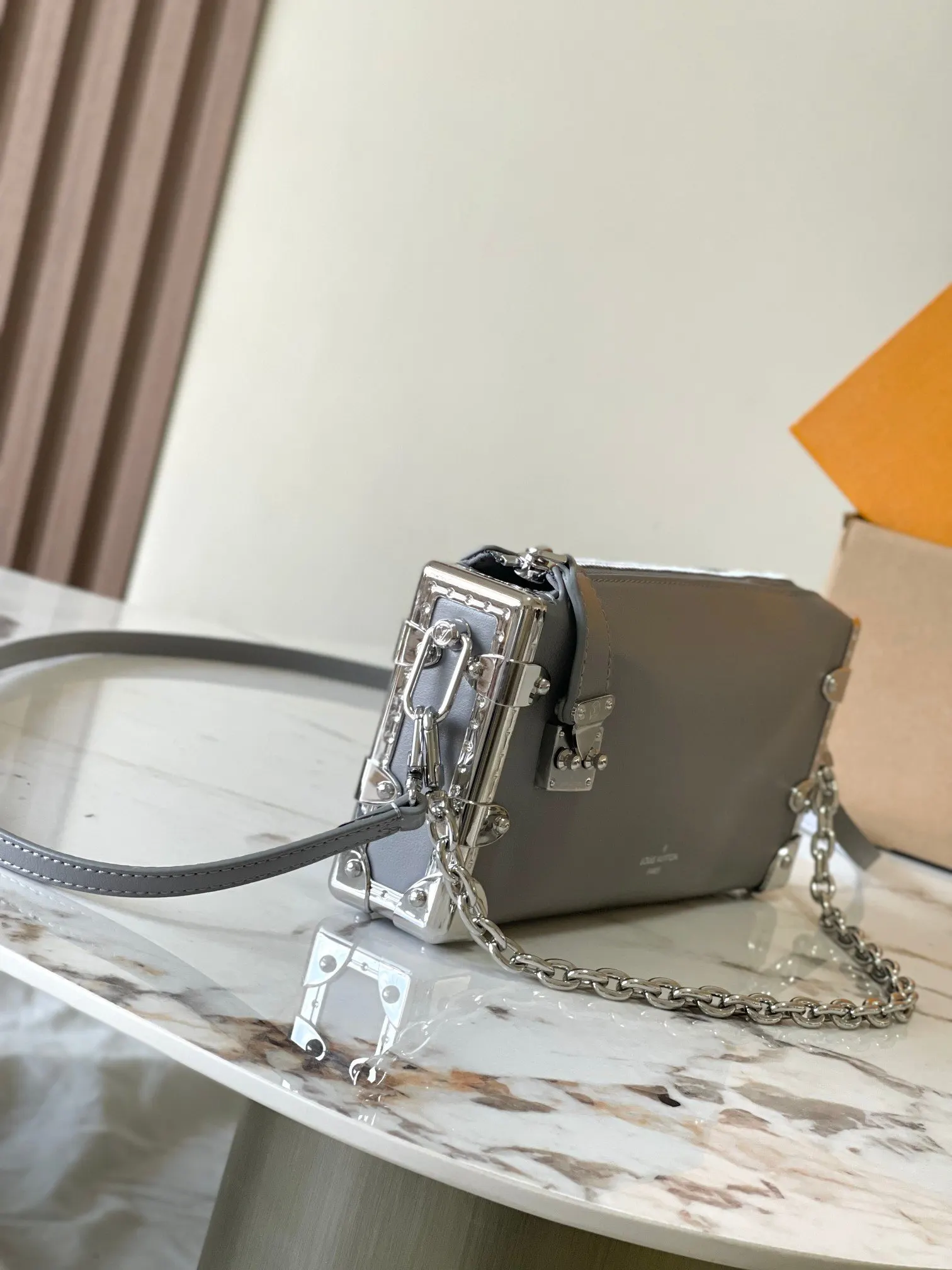 LV Slim Trunk 手袋向传 單肩包 日常單肩背款