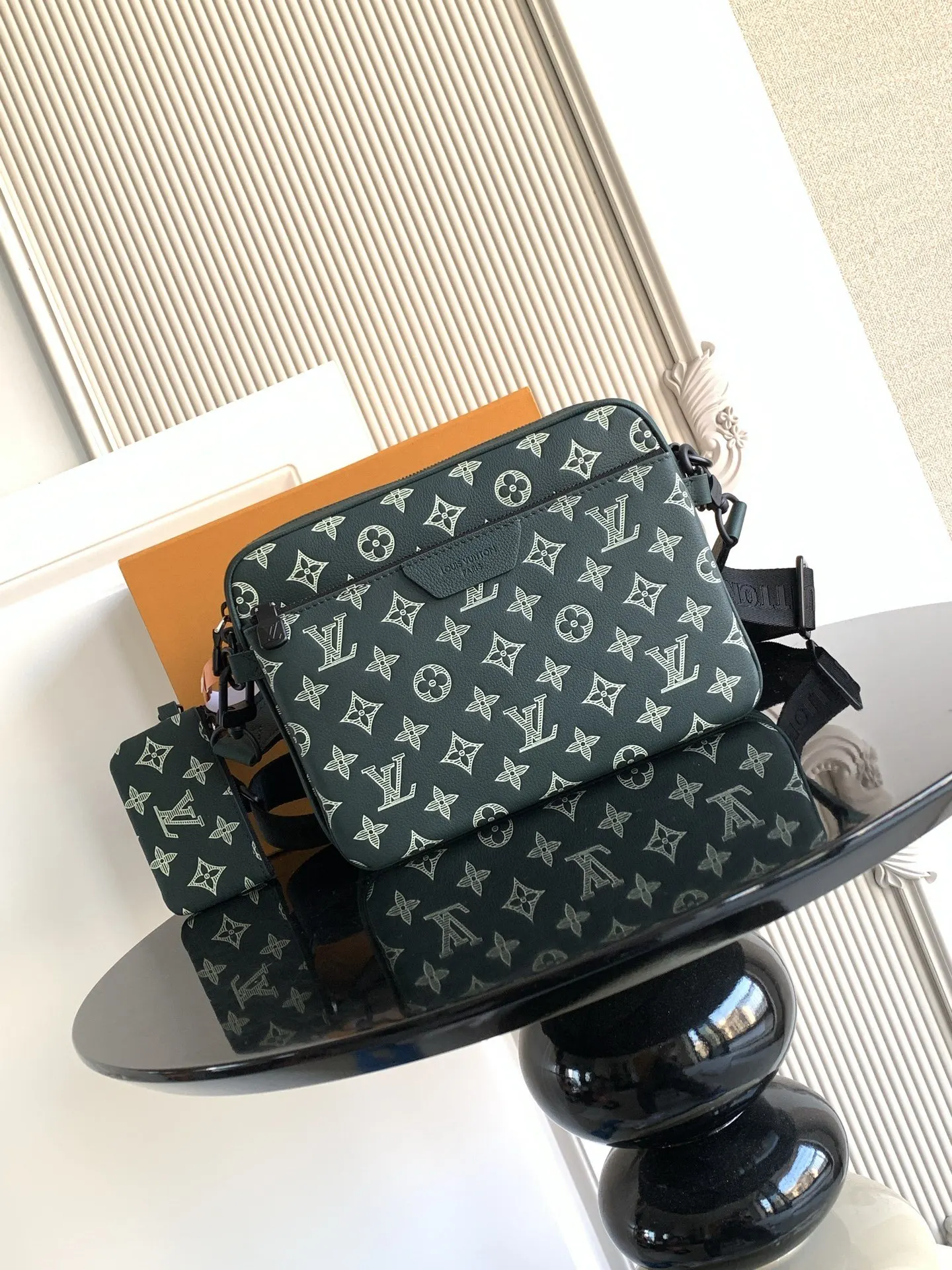 LV 綠色壓紋鏈條小方包 單肩款