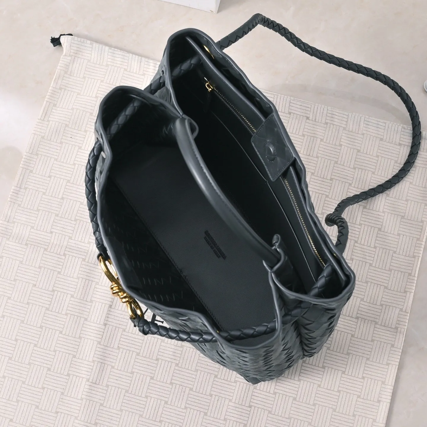 Bottega Veneta 麂皮 斜背包 輕便斜挎款