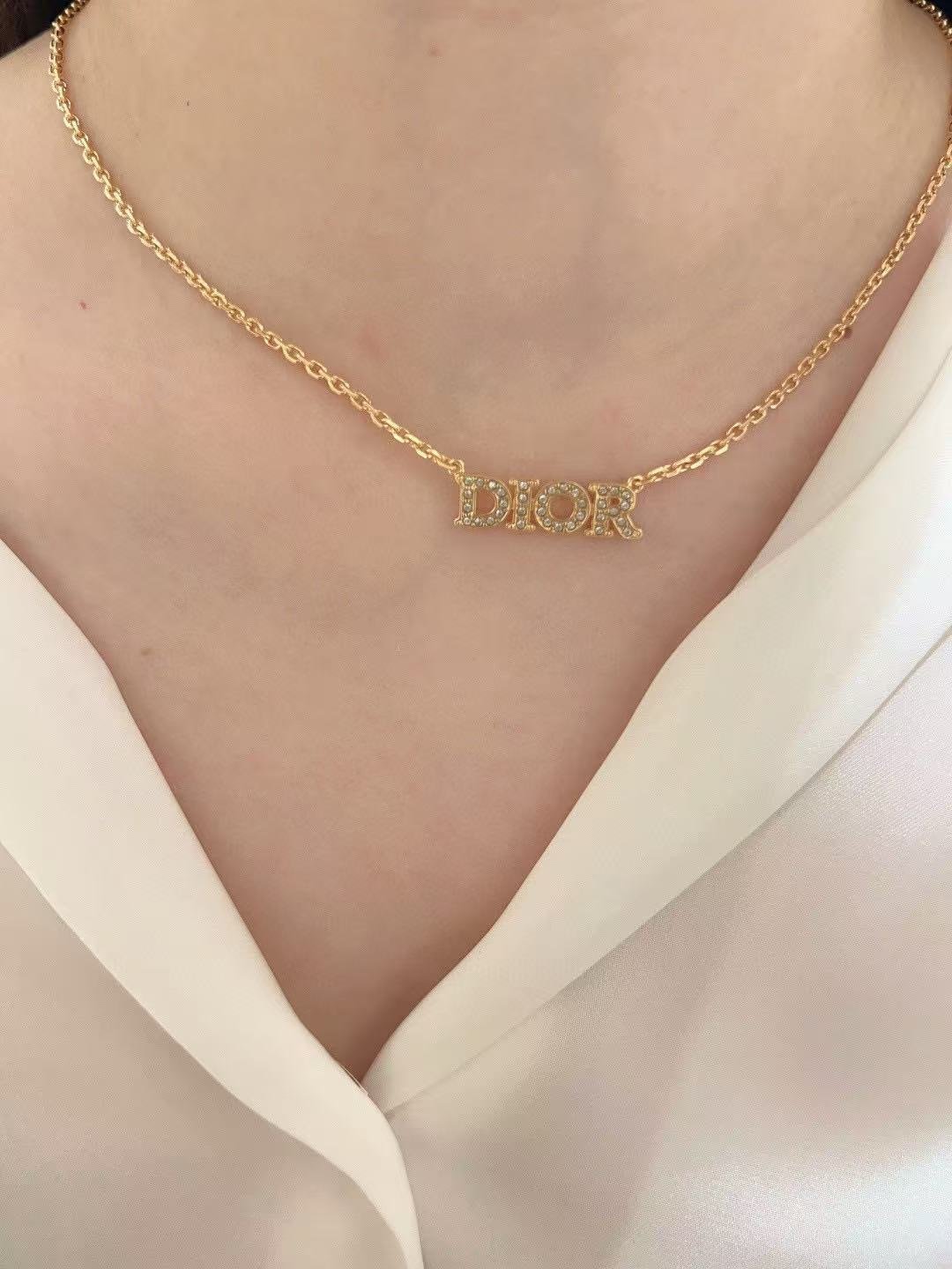 Dior 金色字母鎖骨鏈 佩戴展示款