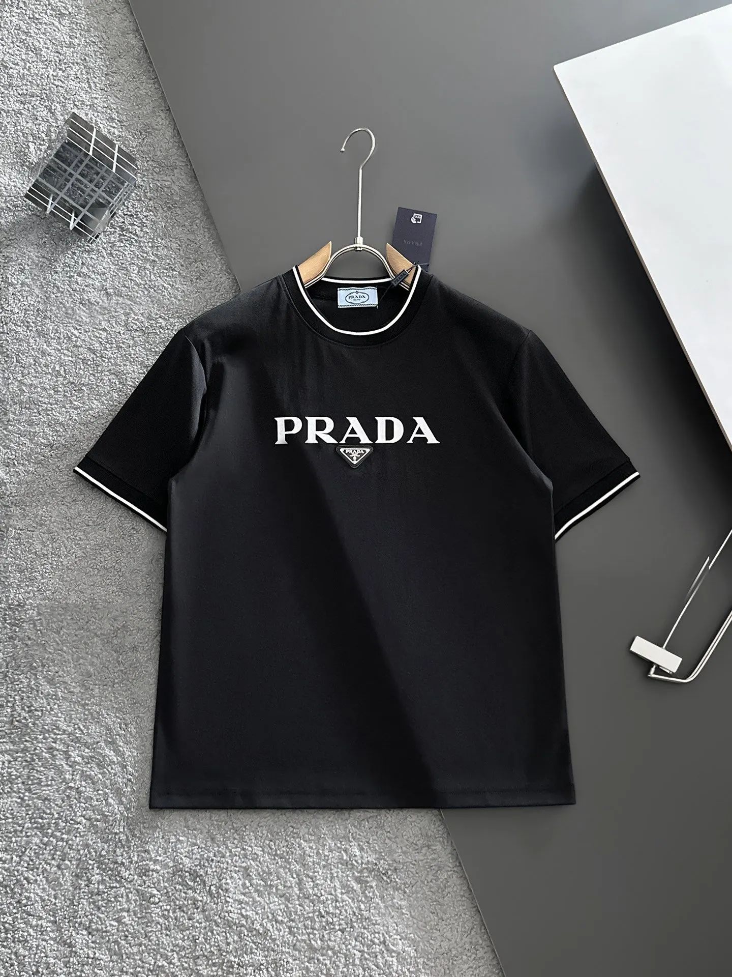 PRADA Logo 短袖T恤 休閒百搭款