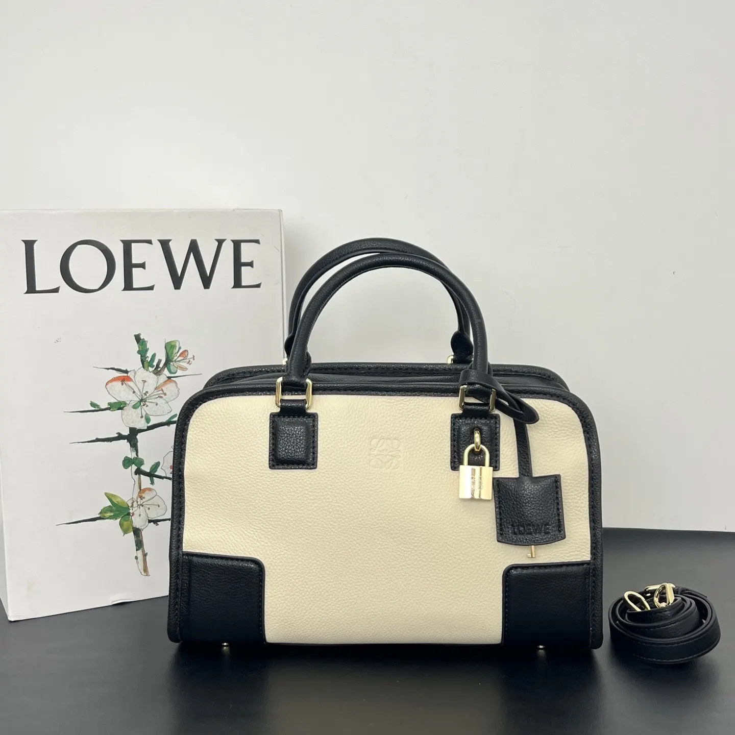 Loewe 牛皮手提包 精選款
