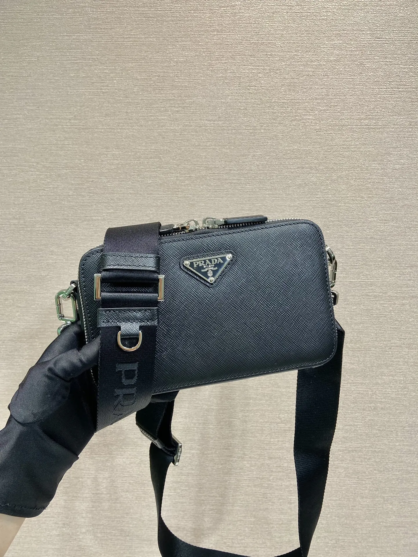 Saffiano 容量空间大 值得拥有 赶紧入手吧 长 高 斜挎包 轻便斜挎款