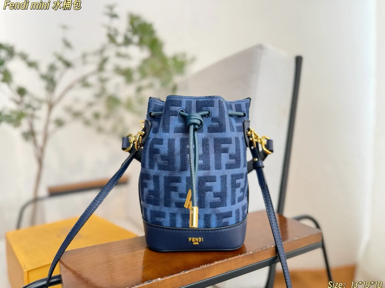 Fendi 一长一短两条可拆卸肩带 可單肩背或斜挎 水桶包 休閒水桶款