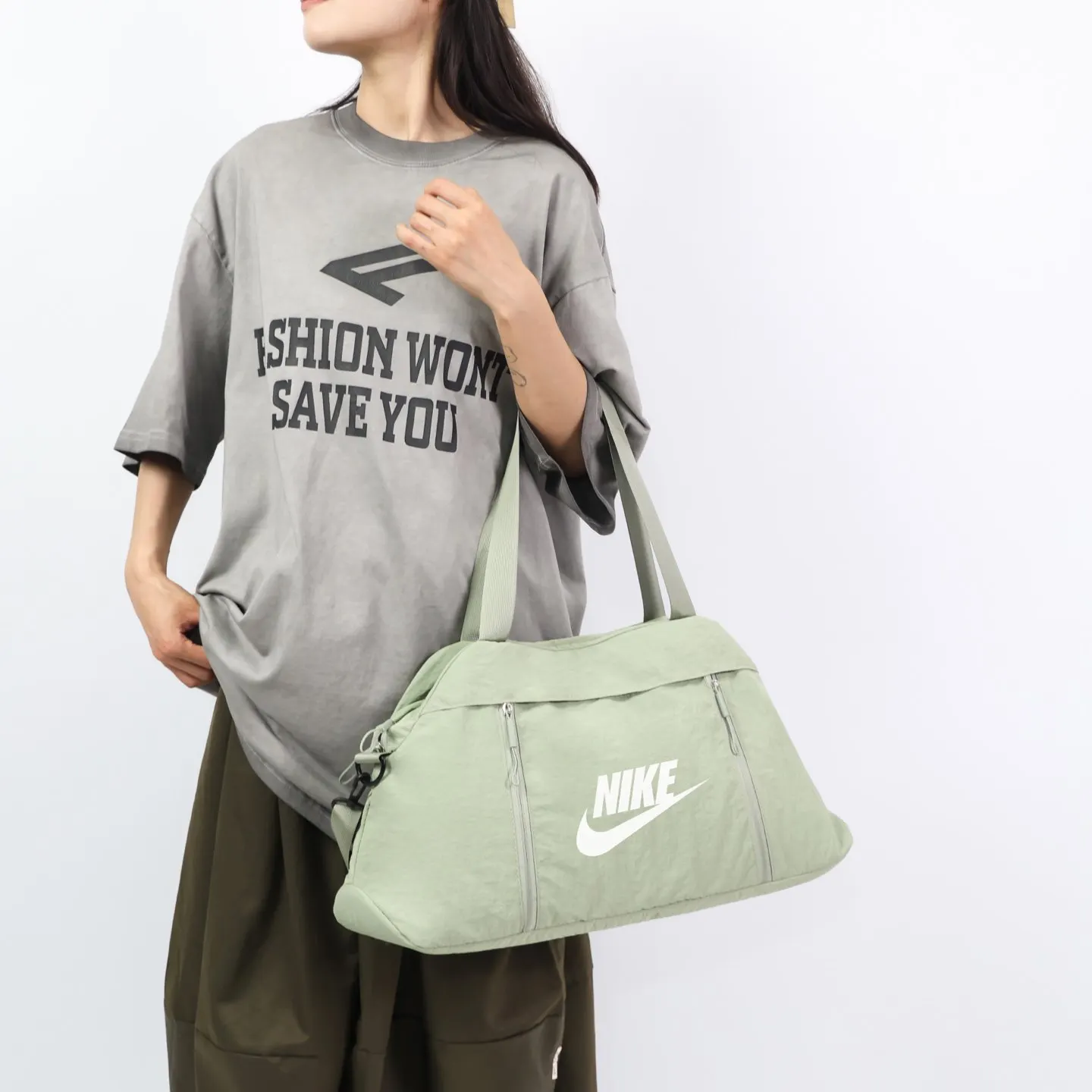 NIKE耐克 時尚潮流百搭休閒單肩包大容量女生 旅行袋 大容量旅行款