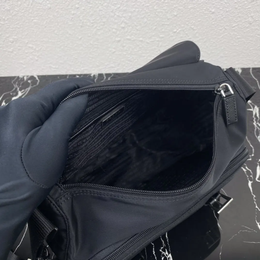 Prada 尼龍 斜背包 輕便斜挎款(數字9) Prada 尼龍 斜背包 輕便斜挎款(數字9)