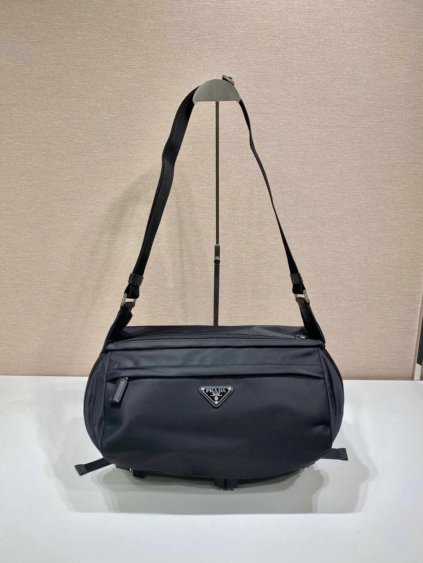 PRADA 2VH991A Re-Nylon尼龍 Saffiano十字纹牛皮 三角标 邮差包 通勤百搭款