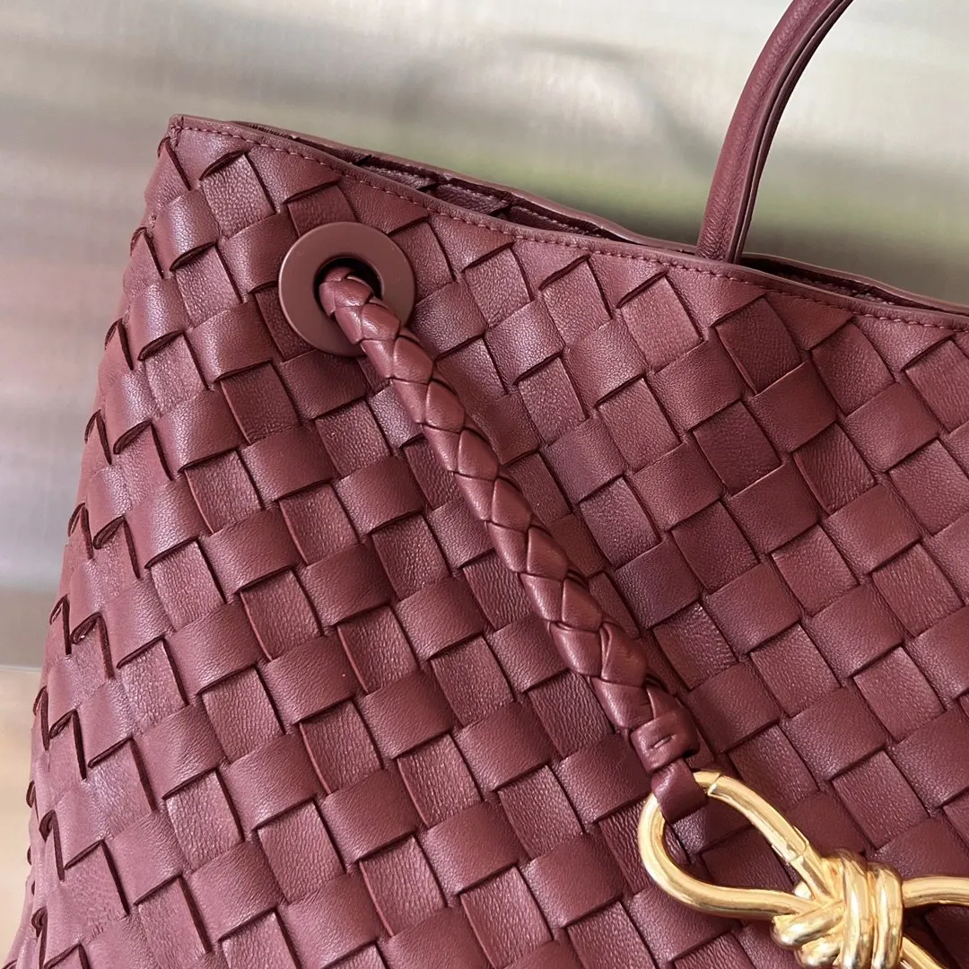 Bottega Veneta 金色 羊皮 斜背包 輕便斜挎款