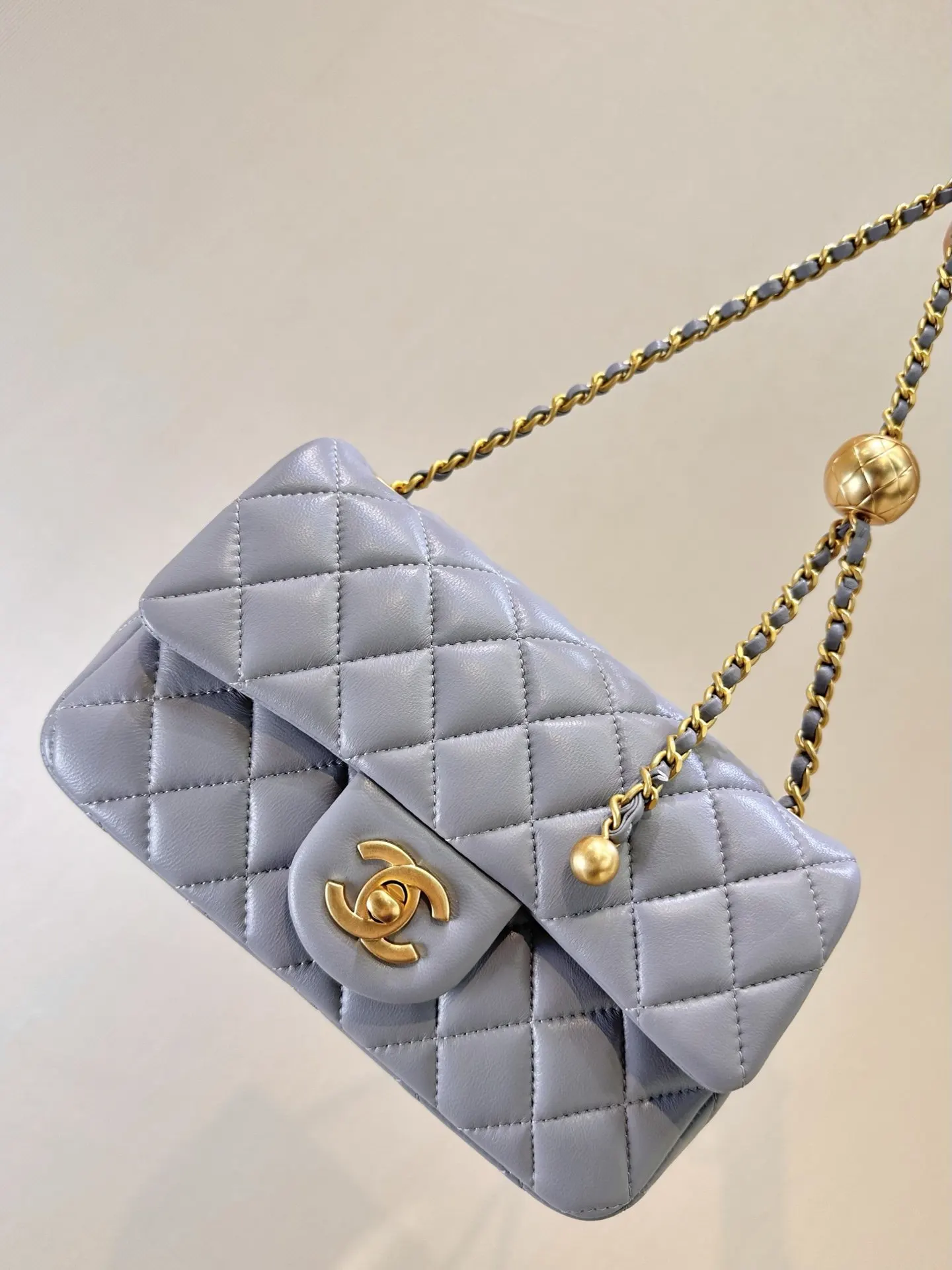 CHANEL cowhide flip chain bag, shoulder crossbody
